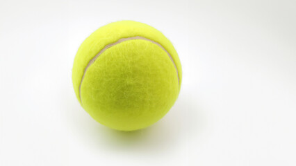 Gelber Tennisball auf weißem Hintergrund, Symbol für Spiel Gewinn und Verlust