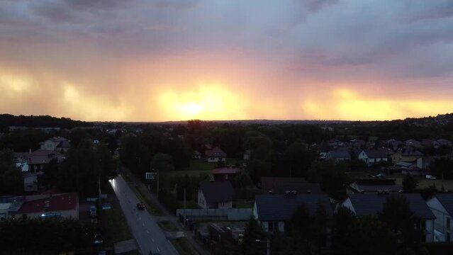 Kolorowy i malowniczy zach&oacute;d słońca nad małym osiedlem