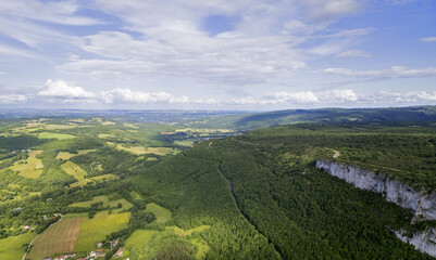 Collines vertes et rocher