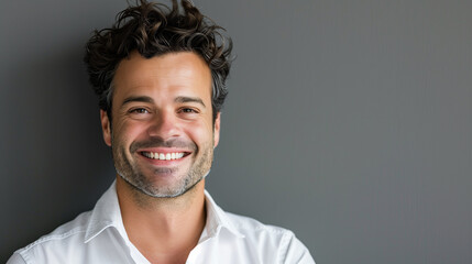 Obraz premium Approachable & Confident Businessman Headshot in Neutral Background
