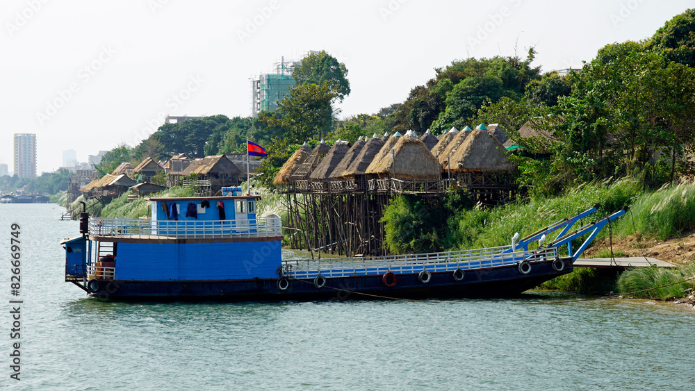 Wall mural mekong river shore in phnom penh