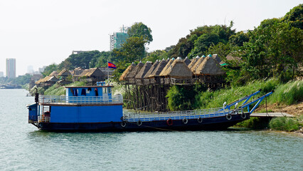 Obraz premium mekong river shore in phnom penh