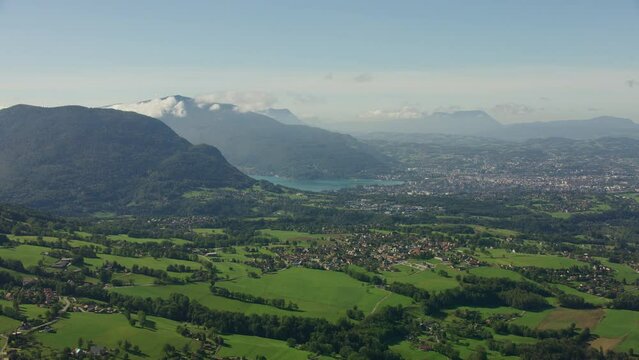vue a&eacute;rienne drone de la ville Annecy dans les Alpes en France avec le lac d'Annecy