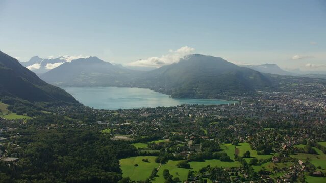 vue a&eacute;rienne drone de la ville Annecy dans les Alpes en France avec le lac d'Annecy