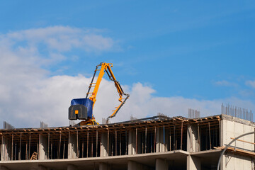  Monolithic reinforced concrete construction of high-rise buildings. A miniature concrete pump...