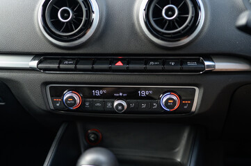 Car Interior Dual Zone Climate Control with A/C and Seat Heating