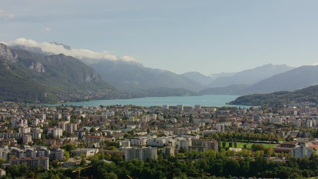 vue a&eacute;rienne drone de la ville Annecy dans les Alpes en France avec le lac d'Annecy