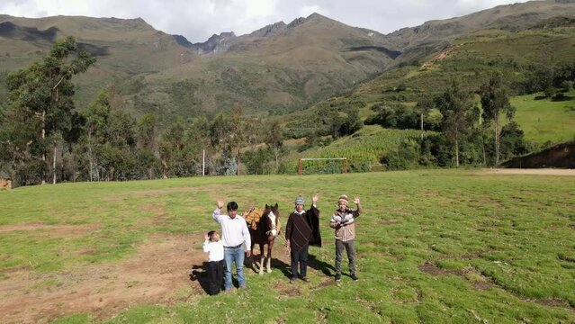  familia grupo personas   bajo la c&aacute;lida luz del sol junto a un caballo. Concepto de viaje de estilo de vida saludable,quechua ,estilo de vida,tradiciones Per&uacute;