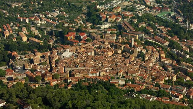 vue a&eacute;rienne drone de la ville de Grasse 
