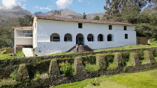 turista viajero video , aventurera con mochila sinti&eacute;ndose victoriosa frente a la monta&ntilde;a, al aire libre para la educaci&oacute;n de la naturaleza en vacaciones. Concepto de viaje,casa quechua