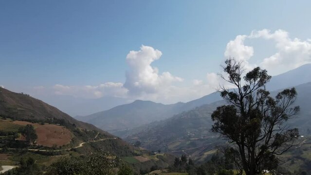 Mujer excursionista viajera caminando, aventurera con mochila sinti&eacute;ndose victoriosa frente a la monta&ntilde;a, al aire libre para la educaci&oacute;n de la naturaleza en vacaciones. Concepto de viaje,salto