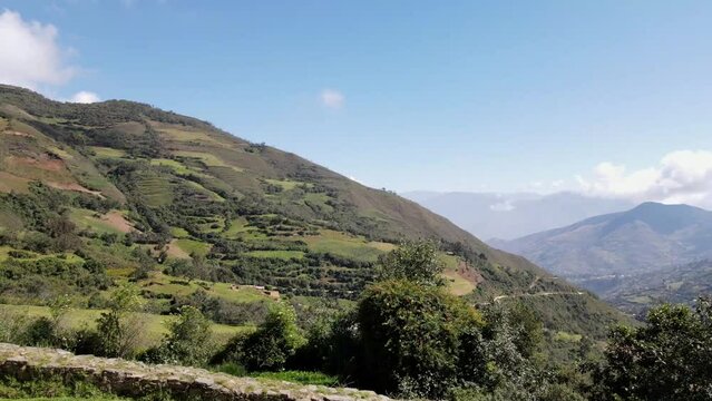 Hermosas monta&ntilde;as y hombre joven turista caminando con mochila en el camino en verano. Paisaje con turista en la cima de la monta&ntilde;a, bosque, colinas, cielo blancos con nubes, Viaje,quechua,sierra