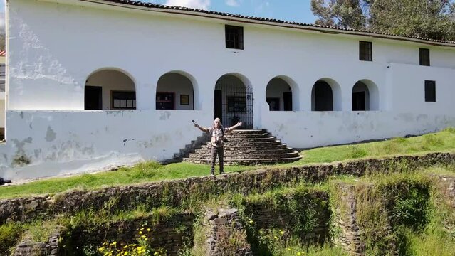 turista viajero video , aventurera con mochila sinti&eacute;ndose victoriosa frente a la monta&ntilde;a, al aire libre para la educaci&oacute;n de la naturaleza en vacaciones. Concepto de viaje,casa quechua