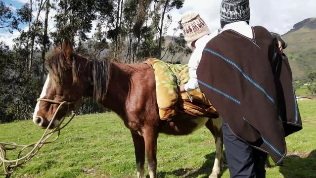 Hermosa campesina en familia caminando bajo la c&aacute;lida luz del sol junto a un caballo montando a un ni&ntilde;o. Concepto de viaje de estilo de vida saludable,quechua ,estilo de vida,tradiciones Per&uacute;