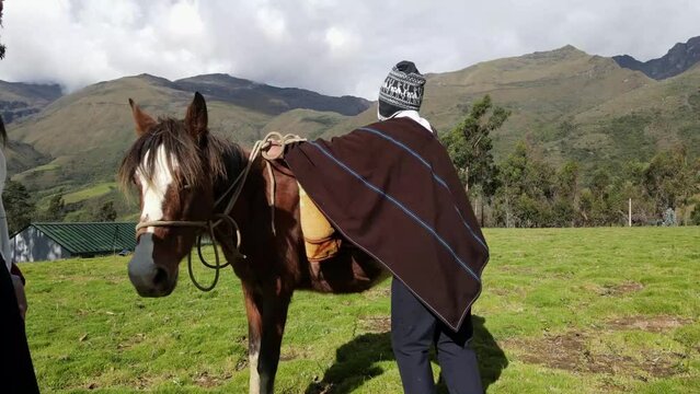 Hermosa campesina caminando bajo la c&aacute;lida luz del sol junto a un chico atractivo campesino que monta a caballo. Concepto de viaje de estilo de vida saludable,quechua,estudiar