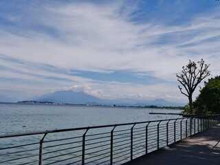 Weg mit Gel&auml;nder am Gardaseeufer in Italien