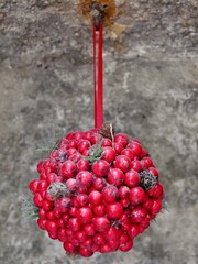 Rote Beerenkugel als Dekoration im Freien