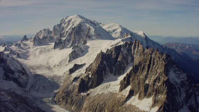 vue a&eacute;rienne drone h&eacute;licopt&egrave;re du Mont Blanc dans les alpes en France