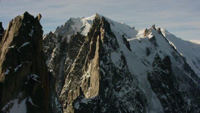 vue a&eacute;rienne drone h&eacute;licopt&egrave;re du Mont Blanc dans les alpes en France