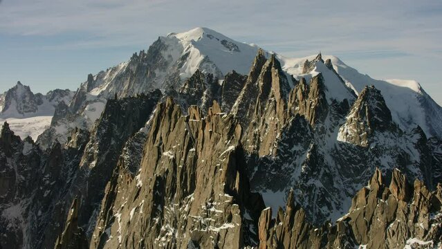 vue a&eacute;rienne drone h&eacute;licopt&egrave;re du Mont Blanc dans les alpes en France