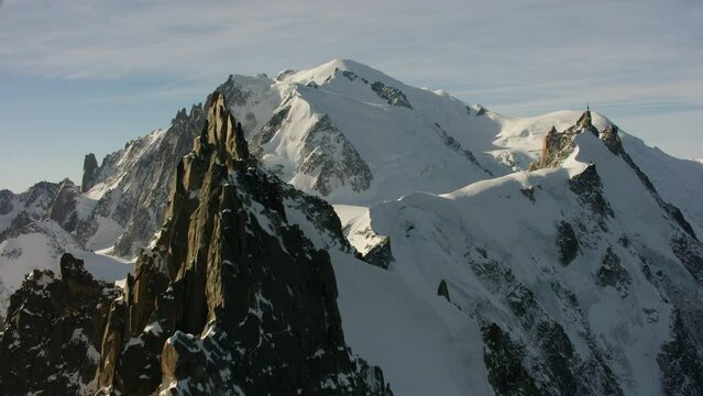 vue a&eacute;rienne drone h&eacute;licopt&egrave;re du Mont Blanc dans les alpes en France