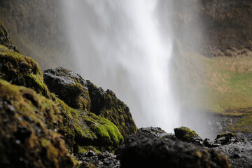 Landschaftsbild auf Island am Wasserfall Kvernufoss