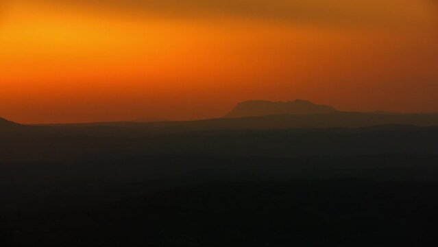 vue a&eacute;rienne drone de la montagne Sainte Victoire &agrave; cot&eacute; d'Aix en Provence en France en contre jour au couch&eacute; du soleil