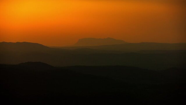 vue a&eacute;rienne de la montagne Sainte Victoire &agrave; Aix en Provence en France en contre jour au couch&eacute; du soleil