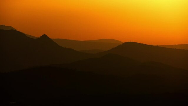 vue a&eacute;rienne drone au couch&eacute; du soleil sur la sainte Baume et le Garlaban, les montagnes de Marcel Pagnol, &agrave; proximit&eacute; de Marseille en France