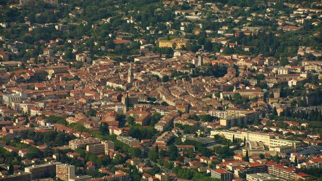 vue a&eacute;rienne de Draguignan dans le sud de la France