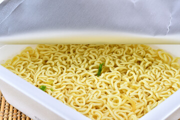 お湯を入れる前のカップ焼きそば