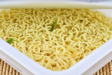 お湯を入れる前のカップ焼きそば