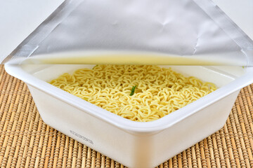 お湯を入れる前のカップ焼きそば