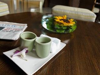 welcome drink with cool cloth to wipe face on table