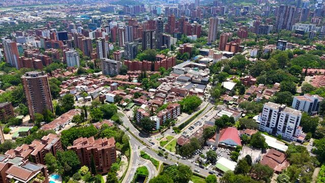 Video a&eacute;reo tomado con drone. El Poblado, Medell&iacute;n, Antioquia.
