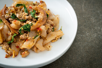 Stir-fried noodle with minced chicken and basil