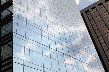Obraz premium The glass exterior of the tall building