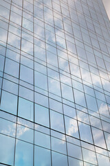 Obraz premium The glass exterior of the tall building
