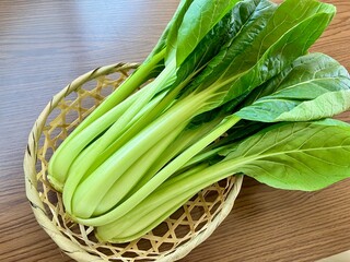 竹籠に入った小松菜3束