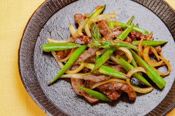 牛肉とアスパラガス、玉ねぎのカレーオイスター炒め