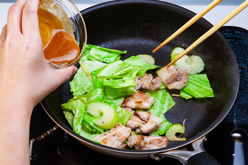 フライパンで鶏肉とセロリとキャベツを炒める
