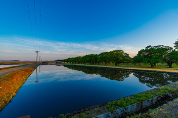 水を張った田んぼに移る夕暮れの景色