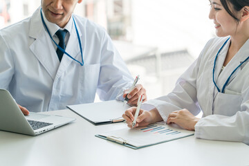 カンファレンス・会議・相談をする医者・医師・ドクター・医療スタッフ（病院）
