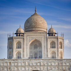 Naklejka premium a realistic image of the Majestic Taj Mahal: A Dream Destination Unveiled