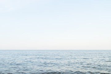 Obraz premium lake water surface with horizon line background