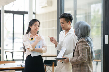 Fototapeta premium Asian businessmen, women and men Talk about new projects, presents at home office.