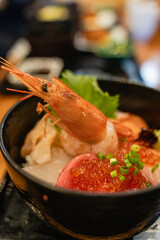 海老が乗った海鮮丼