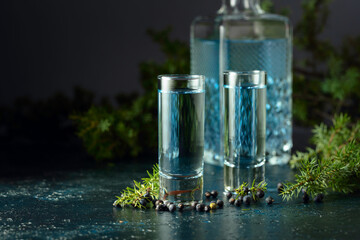 Gin with juniper berries and lemon slices.