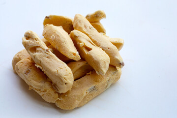 Light and crispy almond meringue cookies