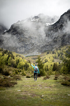 Hiker pointing to Wilder Kaiser mountains in Kitzb&uuml;hel, Tyrol